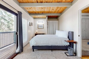 Room - Ski dream walkable to lifts - 2 decks, WFH area & shuttle pick-up across street (Stateline)