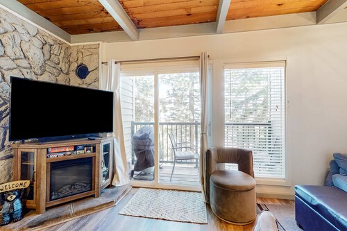 Ski dream walkable to lifts - 2 decks, WFH area & shuttle pick-up across street