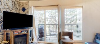 Ski dream walkable to lifts - 2 decks, WFH area & shuttle pick-up across street