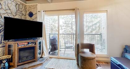 Ski dream walkable to lifts - 2 decks, WFH area & shuttle pick-up across street