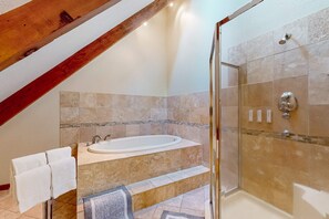 Shower, hair dryer, towels - Wildlife Retreat -  Embrace nature in South Lake Tahoe with hot tub (South Lake Tahoe)