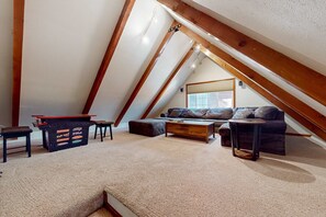 TV, offices - Wildlife Retreat -  Embrace nature in South Lake Tahoe with hot tub (South Lake Tahoe)