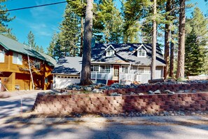Exterior - Wildlife Retreat -  Embrace nature in South Lake Tahoe with hot tub (South Lake Tahoe)