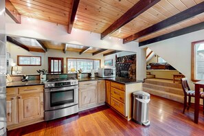 Fridge, microwave, oven, stovetop - Wildlife Retreat -  Embrace nature in South Lake Tahoe with hot tub (South Lake Tahoe)