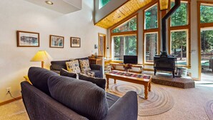 Ein Wohnzimmer mit Sofa, Couchtisch und Kamin.