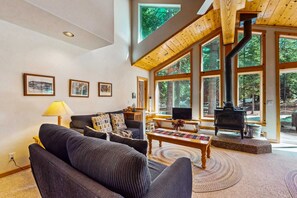 TV, fireplace, DVD player - Dog-friendly cabin with pool & hot tub - near hiking & skiing (Truckee)