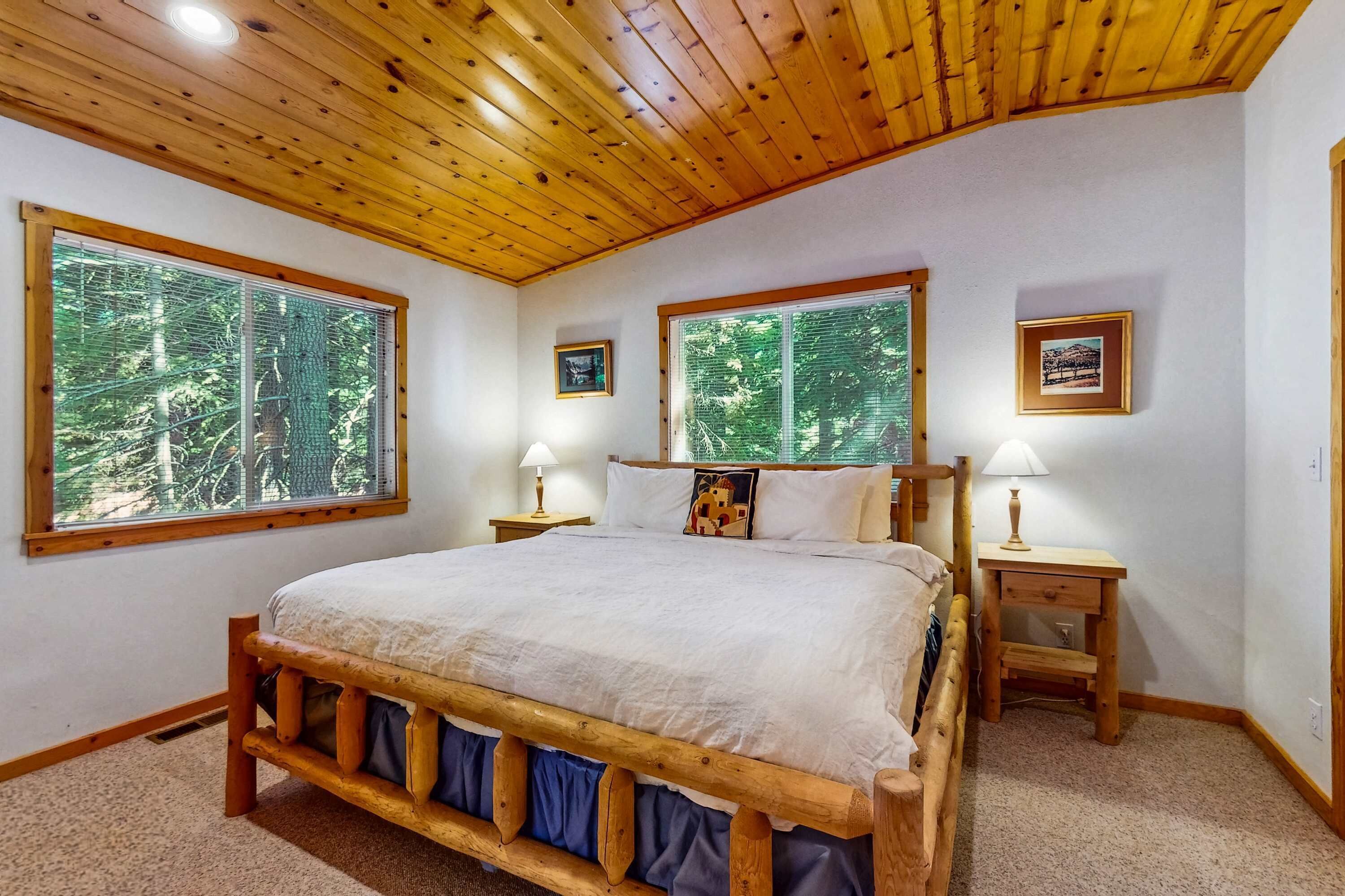 Desk, iron/ironing board, WiFi, bed sheets