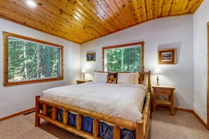 Desk, iron/ironing board, WiFi, bed sheets - Dog-friendly cabin with pool & hot tub - near hiking & skiing (Truckee)