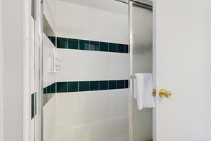 Shower, hair dryer, towels - Charming Home with Spa, Near Ski Resort and Lake Tahoe Timber Cove Marina Beach (South Lake Tahoe)