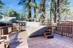 Outdoor spa tub - Charming Home with Spa, Near Ski Resort and Lake Tahoe Timber Cove Marina Beach (South Lake Tahoe)