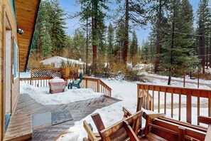 Terrace/patio - Charming Updated Rustic Cabin with Gas Fireplace, close to Lake and Ski Resort (South Lake Tahoe)