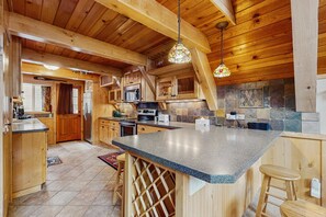 Fridge, microwave, oven, stovetop - Charming Updated Rustic Cabin with Gas Fireplace, close to Lake and Ski Resort (South Lake Tahoe)