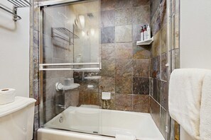 Een douche, een haardroger, handdoeken