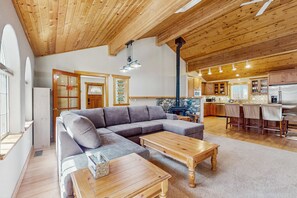 TV, fireplace, DVD player, offices - Updated Cabin with Deck, Grill, Washer and Dryer, Access to Pool, Spa (Truckee)