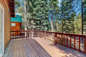 Terrace/patio - Updated Cabin with Deck, Grill, Washer and Dryer, Access to Pool, Spa (Truckee)