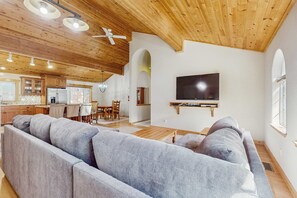 TV, fireplace, DVD player, offices - Updated Cabin with Deck, Grill, Washer and Dryer, Access to Pool, Spa (Truckee)