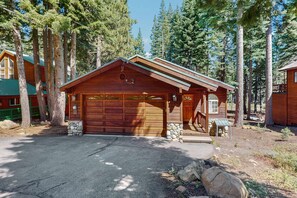 Exterior - Updated Cabin with Deck, Grill, Washer and Dryer, Access to Pool, Spa (Truckee)