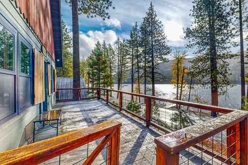 Dog-friendly waterfront cabin with lake views & access - close to slopes