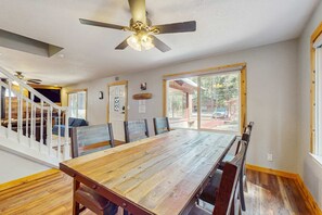 Dining - Charming Cabin Close to Restaurants, Shops, Ski Resort, Lake (South Lake Tahoe)