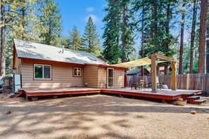 Terrace/patio - Charming Cabin Close to Restaurants, Shops, Ski Resort, Lake (South Lake Tahoe)