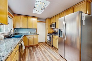 Fridge, microwave, oven, stovetop - Charming Cabin Close to Restaurants, Shops, Ski Resort, Lake (South Lake Tahoe)