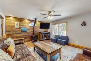 TV, fireplace, DVD player, offices - Charming Cabin Close to Restaurants, Shops, Ski Resort, Lake (South Lake Tahoe)