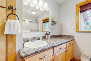 Shower, hair dryer, towels, shampoo - Charming Cabin Close to Restaurants, Shops, Ski Resort, Lake (South Lake Tahoe)
