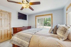Iron/ironing board, travel cot, WiFi, bed sheets - Charming Cabin Close to Restaurants, Shops, Ski Resort, Lake (South Lake Tahoe)