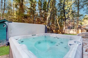Outdoor spa tub - Dog-Friendly Home with Hot Tub, Lovely Backyard Meadow, Walk to Shops & Restaurants (South Lake Tahoe)
