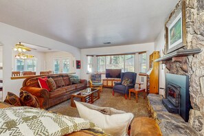 TV, offices - Charming Pet Friendly Home with Hot Tub, Enclosed Yard, Short Walk to Beach (South Lake Tahoe)
