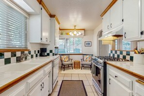 Fridge, microwave, oven, stovetop - Charming Pet Friendly Home with Hot Tub, Enclosed Yard, Short Walk to Beach (South Lake Tahoe)
