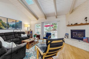TV, fireplace, offices - Tranquil Tahoe Treehouse Retreat - Mountain Views, Fireplace, Near Diamond Peak (Incline Village)
