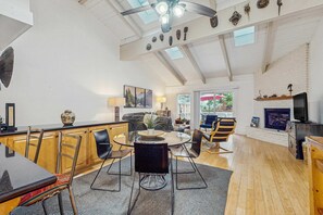 Dining - Tranquil Tahoe Treehouse Retreat - Mountain Views, Fireplace, Near Diamond Peak (Incline Village)