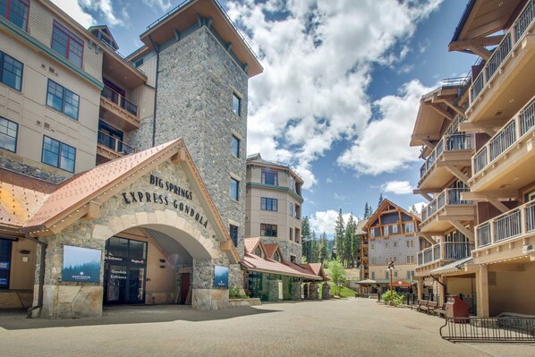 Exterior - Cozy condo with mountain views, free shuttle & W&D (NorthStar-Truckee)