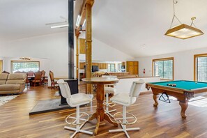Games room - Spacious Family Home with Movie Theater, Large Kitchen, Pool and Poker Table (Soda Springs)