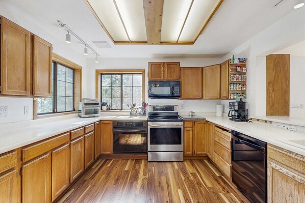 Fridge, microwave, oven, stovetop - Spacious Family Home with Movie Theater, Large Kitchen, Pool and Poker Table (Soda Springs)