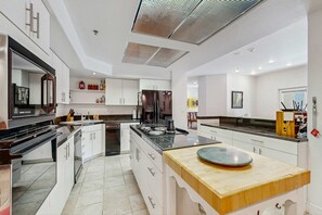 Fridge, microwave, oven, stovetop - Family-Friendly townhouse near lake - convenient & walkable location (Incline Village)