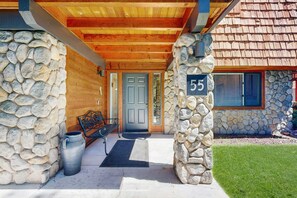 Exterior detail - Family-Friendly townhouse near lake - convenient & walkable location (Incline Village)