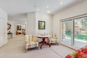 Interior - Family-Friendly townhouse near lake - convenient & walkable location (Incline Village)