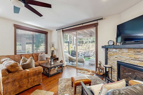 Upscale Modern Townhome with Pool, Spa and Sauna Access