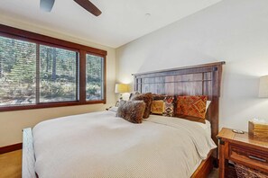 Iron/ironing board, WiFi, bed sheets - Upscale Modern Townhome with Pool, Spa and Sauna Access (Truckee)