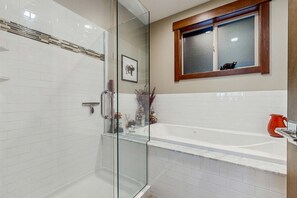 Shower, hair dryer, towels - Upscale Modern Townhome with Pool, Spa and Sauna Access (Truckee)