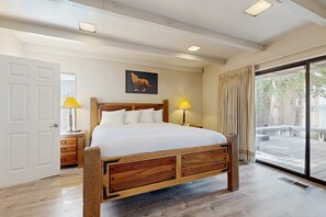 Iron/ironing board, WiFi, bed sheets - Tranquil townhome with picturesque lake views and an abundance of amenities (South Lake Tahoe)