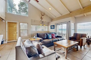 Fernseher, Kamin, Tischfußball, Arbeitsbereiche