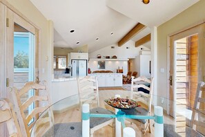 Dining - Experience 'Lake Life' with stunning views, expansive deck, bbq - close to village (Incline Village)