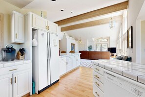 Interior - Experience 'Lake Life' with stunning views, expansive deck, bbq - close to village (Incline Village)