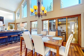 Dining - ️ Mountain Escape in Incline Village | Views, Fireplaces, & Family Vibes (Incline Village)