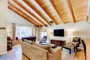TV, table football, stereo, offices - Spacious Lodge Near Donner Lake with Shared Pool & Hot Tub (Truckee)