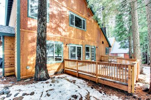 Property grounds - Spacious Lodge Near Donner Lake with Shared Pool & Hot Tub (Truckee)