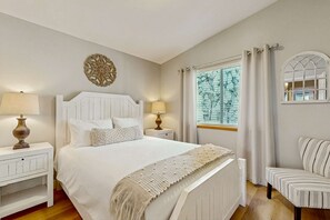 3 habitaciones, escritorio y tabla de planchar con plancha 